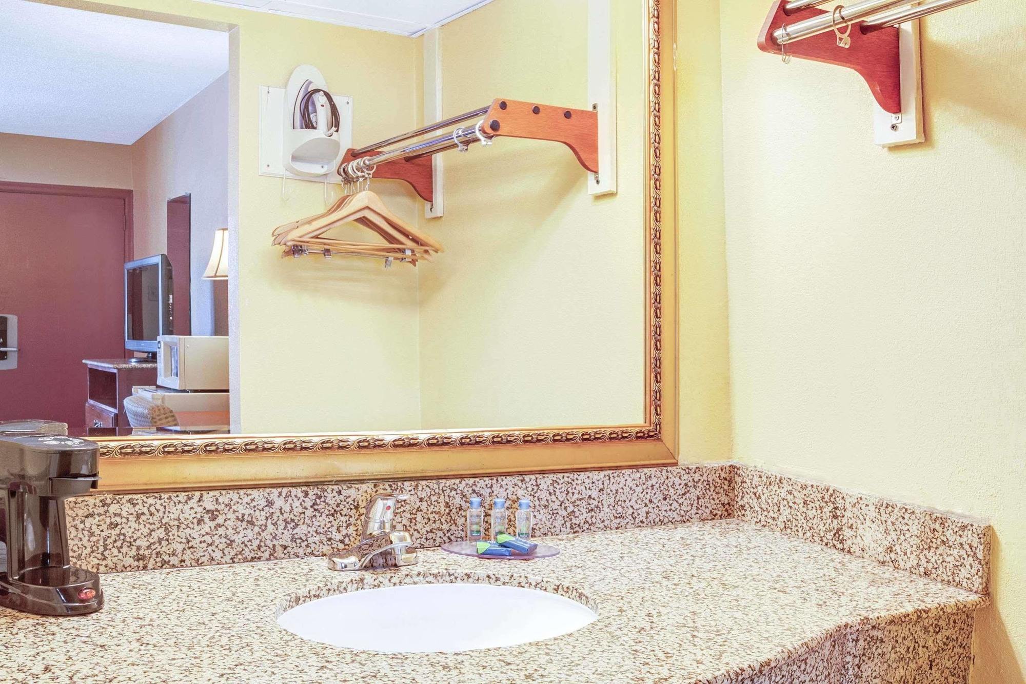 Knights Inn Mount Laurel Ngoại thất bức ảnh